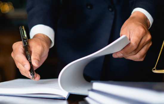 الاعتبارات الشرعية والقانونية التي تحكم صياغة العقود